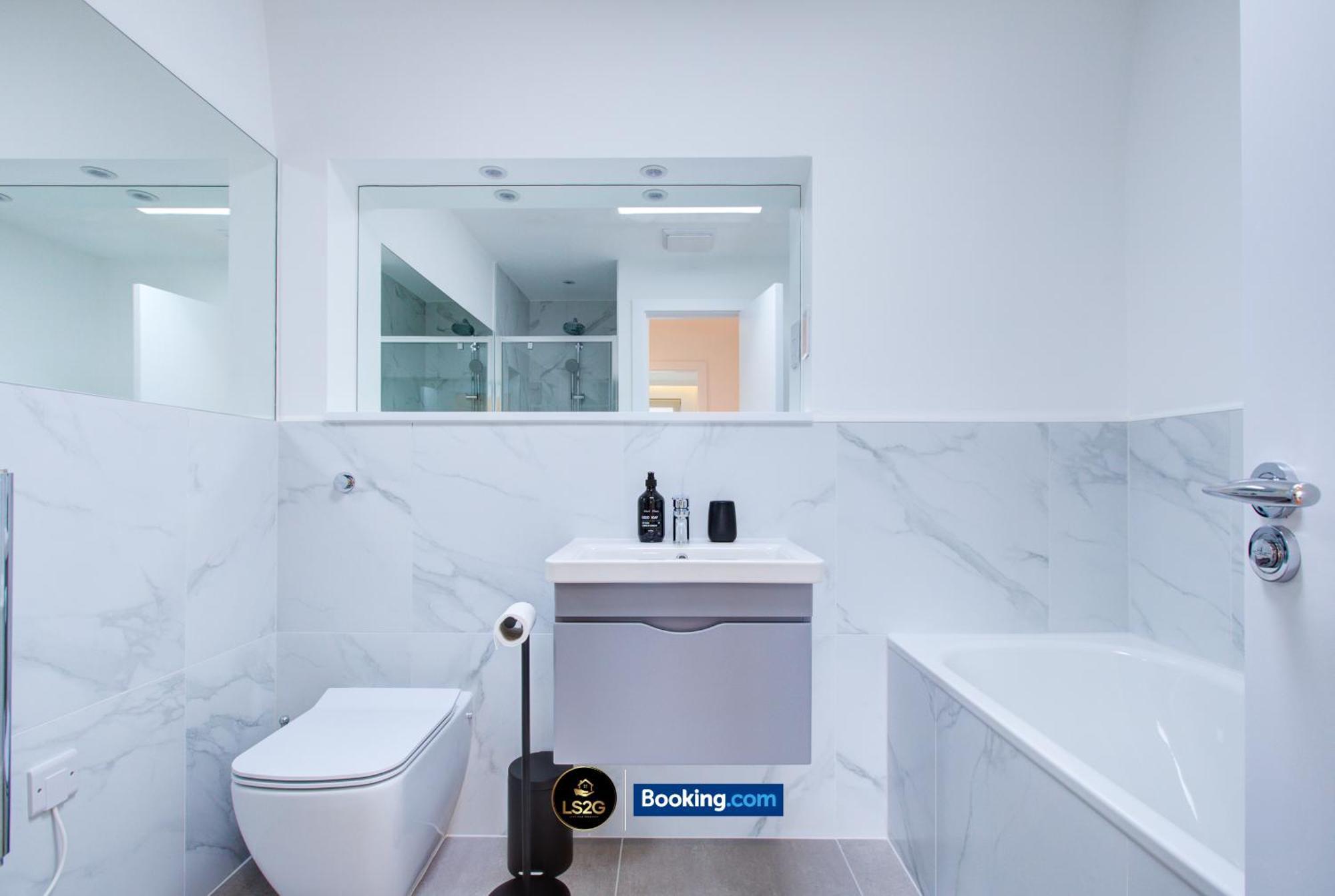 Stylish 2 Bedroom Flat By Ls2g Short Lets & Serviced Greater With Balcony And Easy Access * Londen